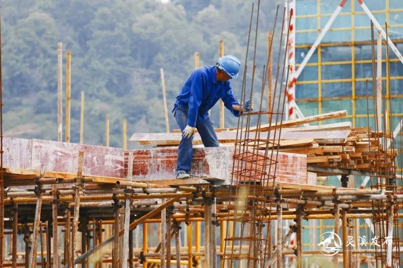 高温下的坚守丨聚焦烈日中的建筑工人