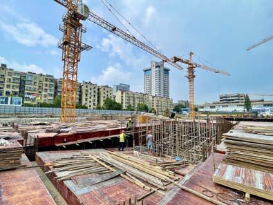 建筑工人 头顶烈日保进度